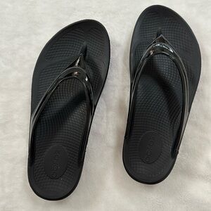 Oofos woman oolala sandal. Black size 9.